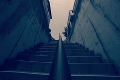 空にのびる階段(手すり付き)