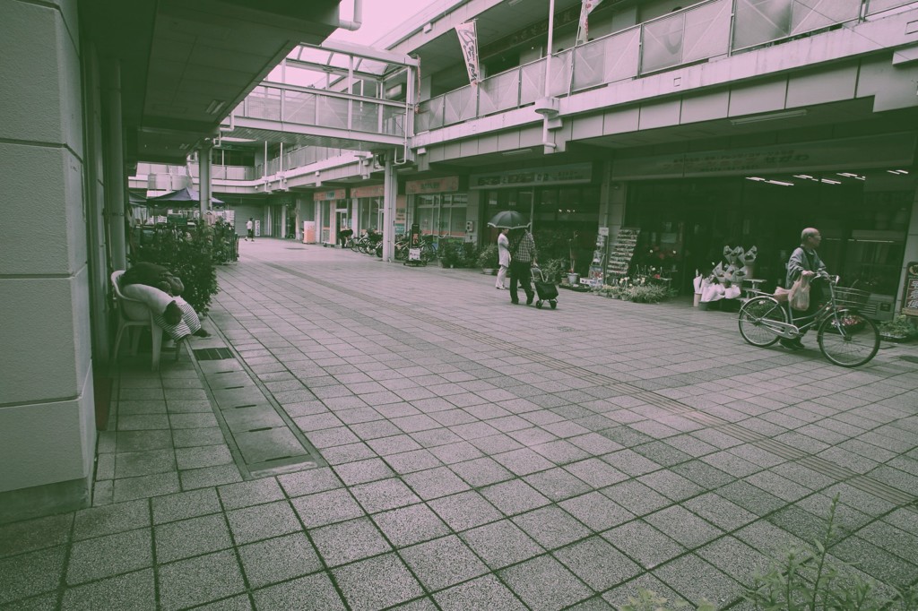 霞む駅前商店街