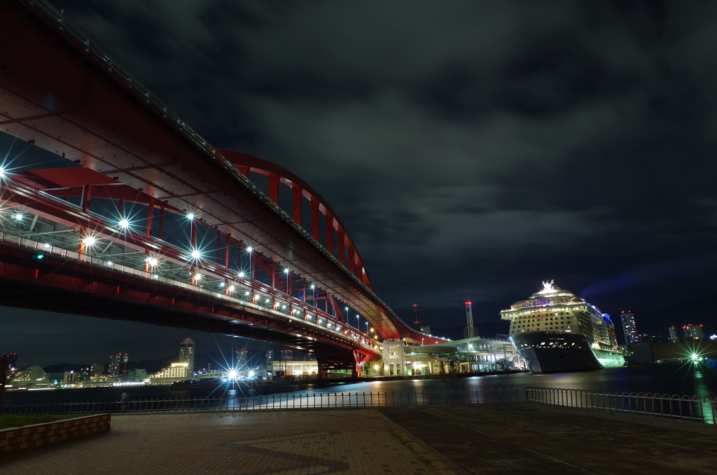 神戸大橋とクァンタム・オブ・ザ・シーズ