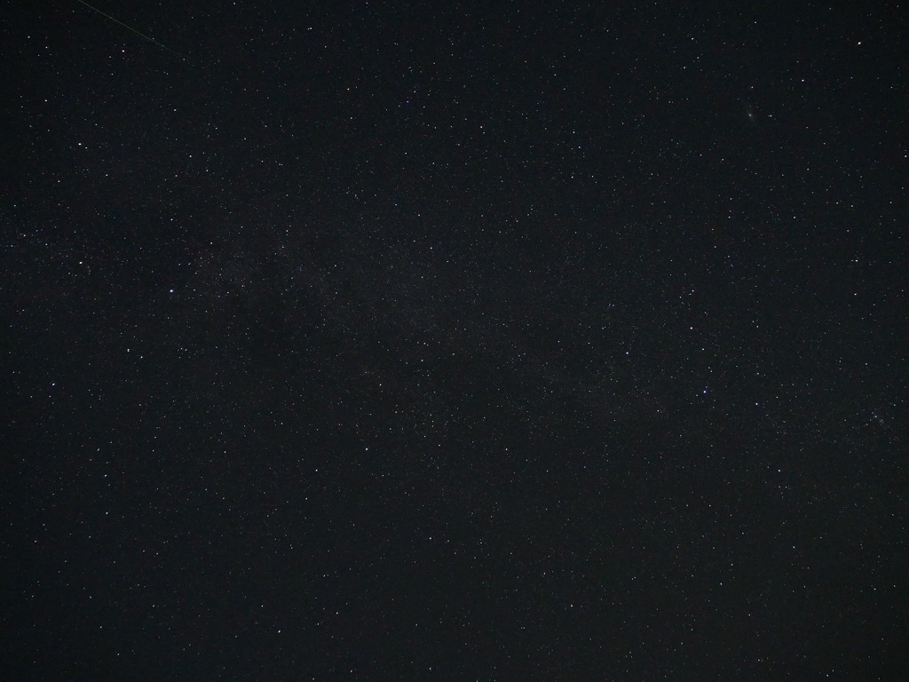 天の川と見切れ流れ星