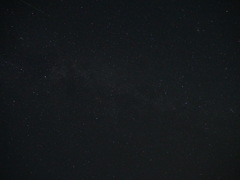 天の川と見切れ流れ星
