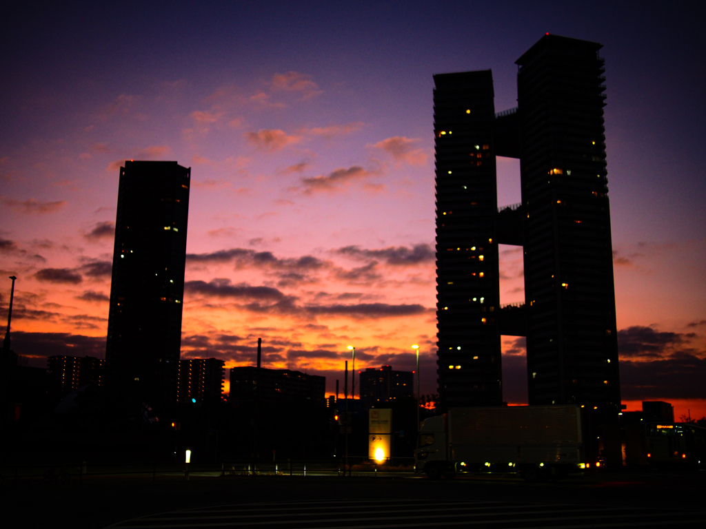 マンションと朝焼け