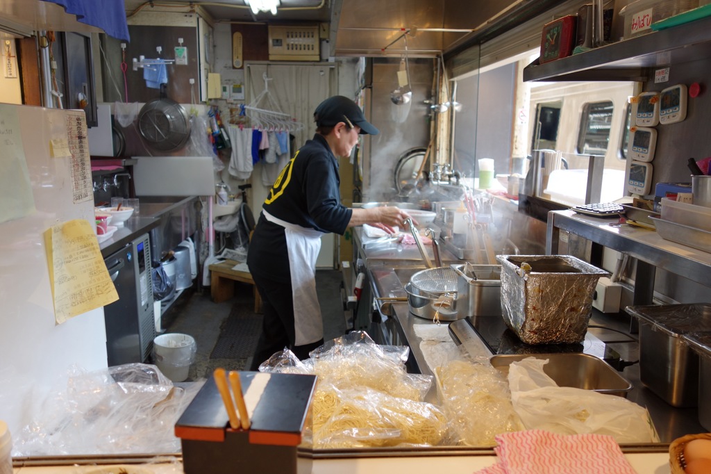 駅のホームのラーメン屋のおばちゃん