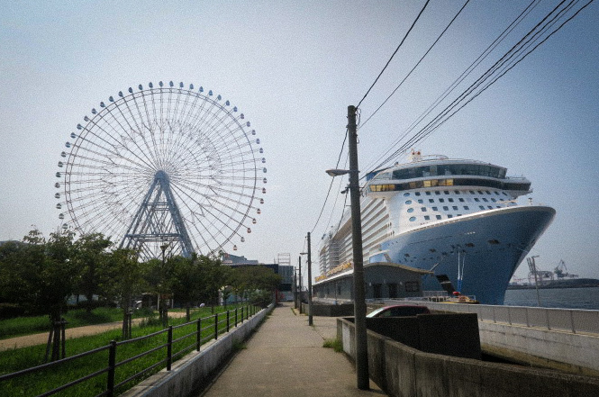 観覧車と豪華客船