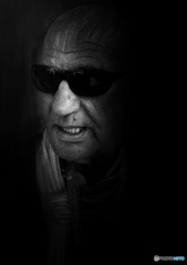サングラスの男