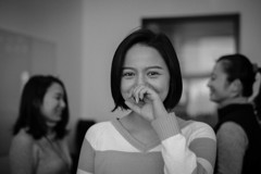 美しき指の奥に笑み　