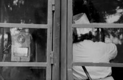 雑音交じりの公衆電話