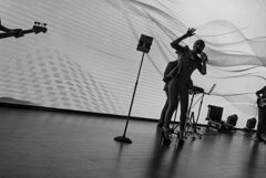 肌を揺らす波動