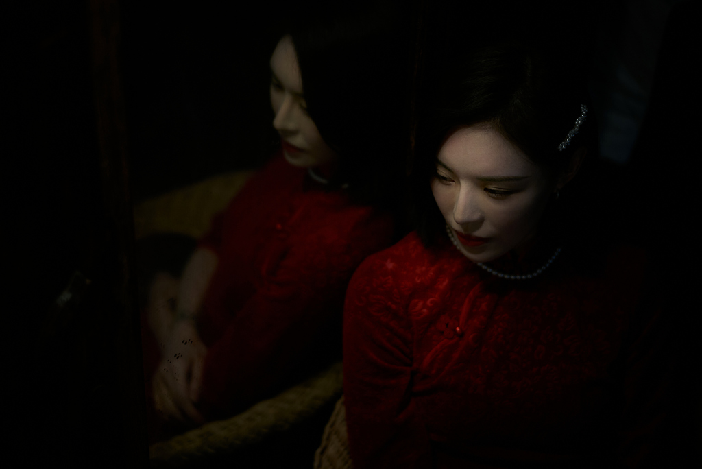 屋根打つ雨音　