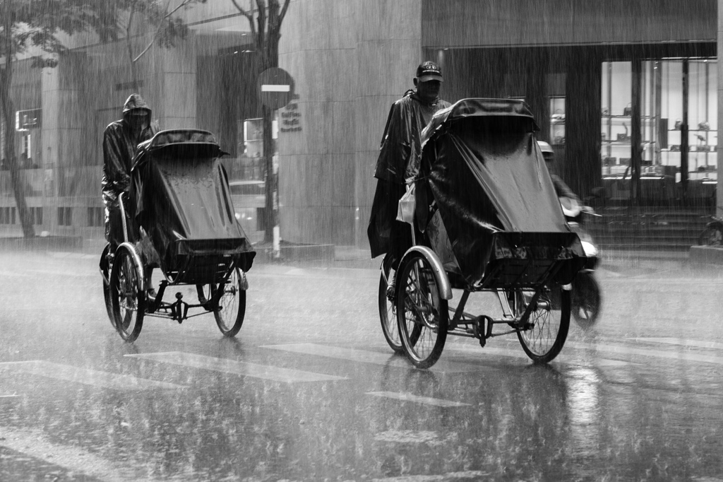 思い発散する雨