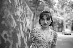 新緑にたたずむ