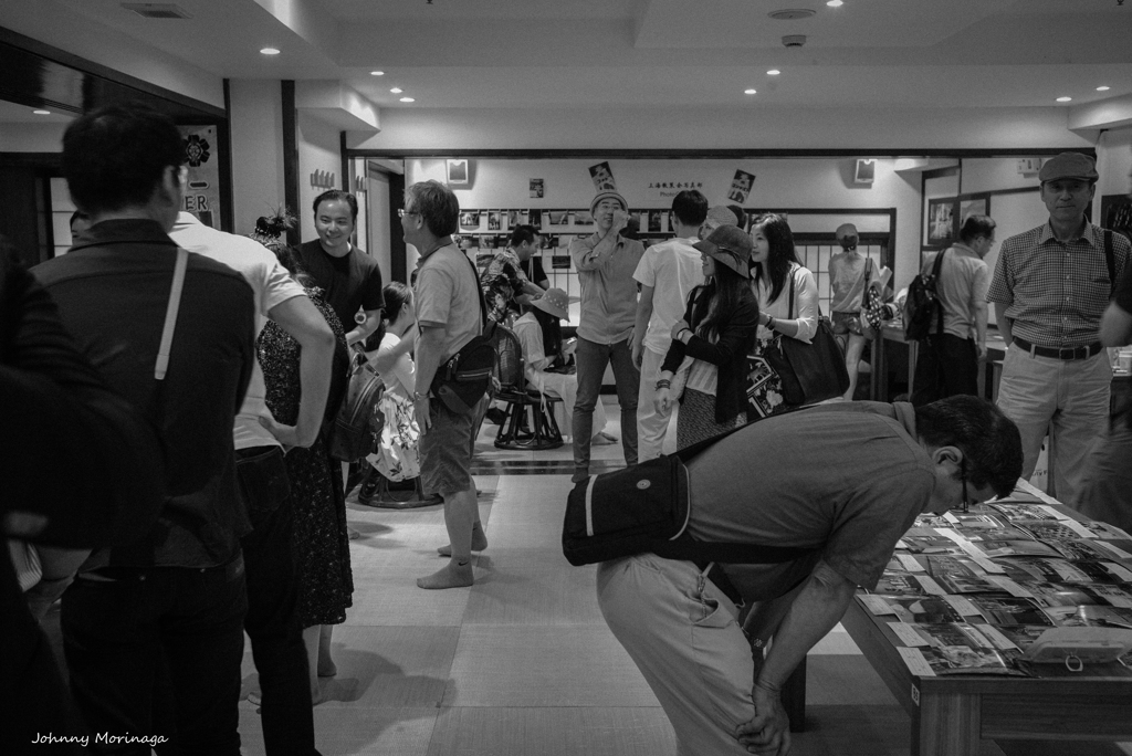 写真たちも喜ぶ賑わい