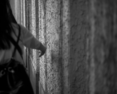 壁の冷ややかさ