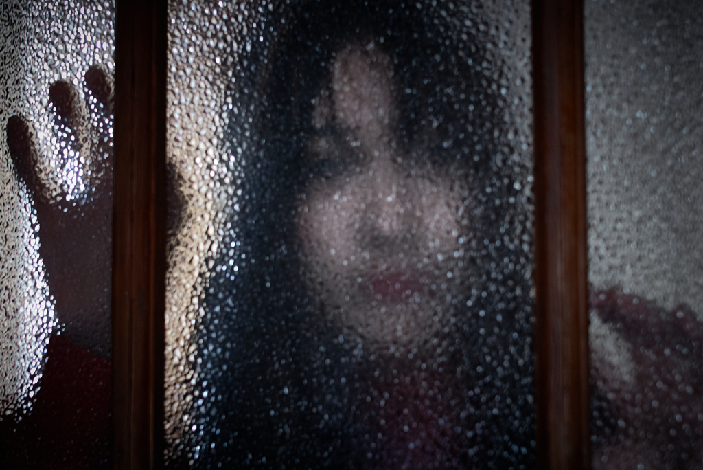  雨垂れ硝子　