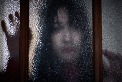  雨垂れ硝子　