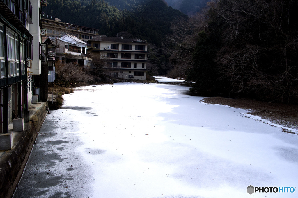 凍る川2
