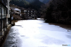 凍る川2