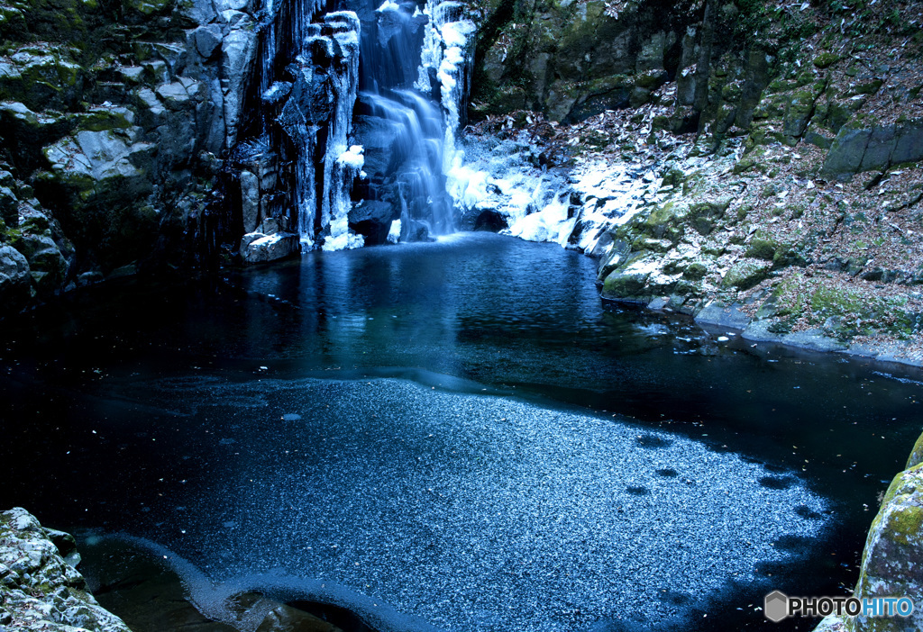 水凍る川
