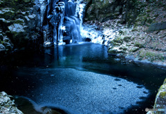 水凍る川