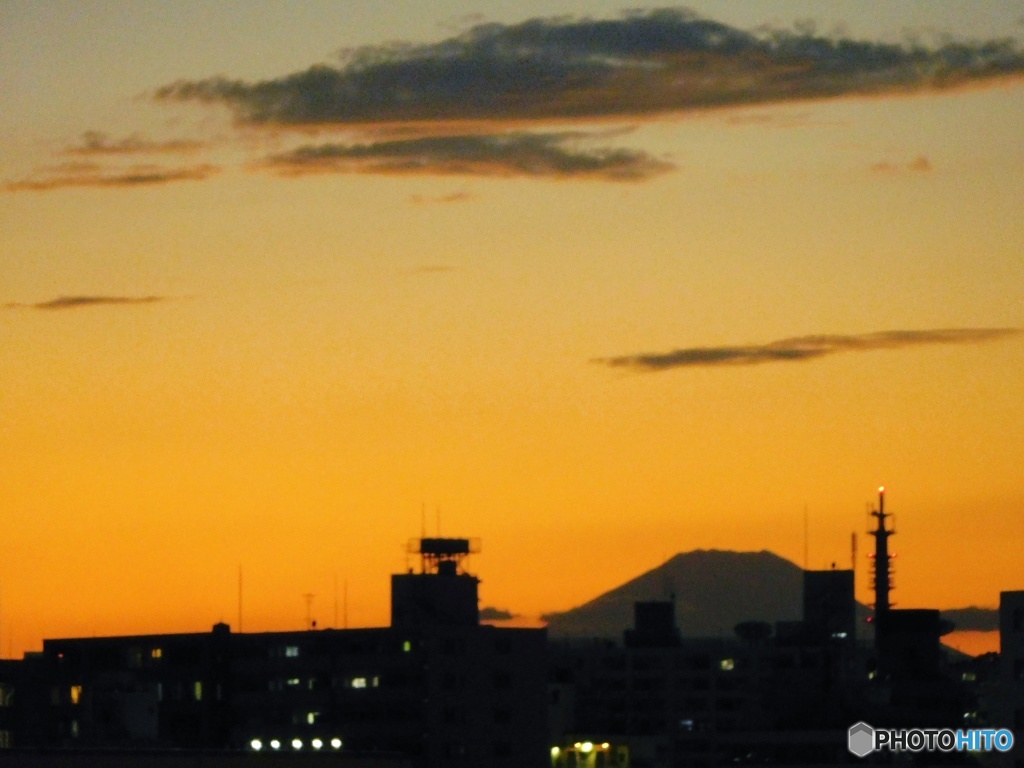 夕暮れ時の富士山