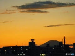 夕暮れ時の富士山