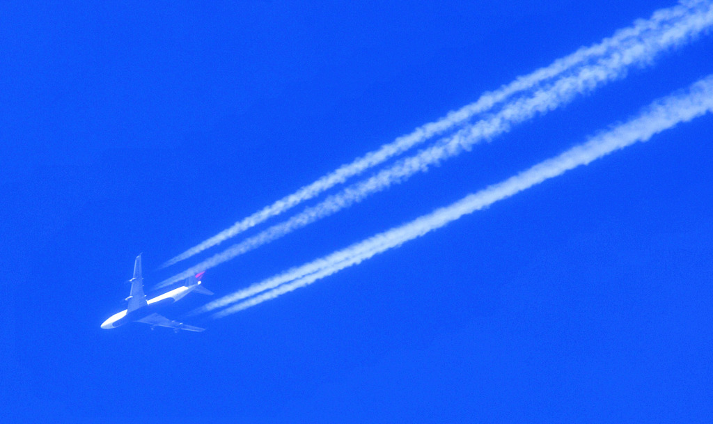 旅客機のJET雲