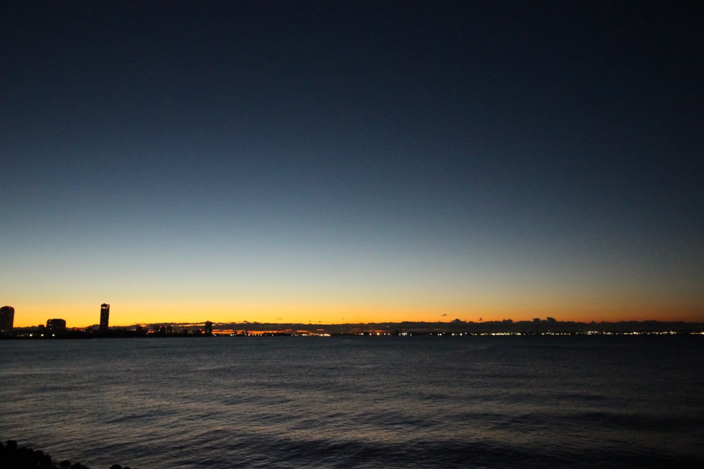 東京湾 夜明け前