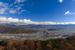 町に迫る紅葉