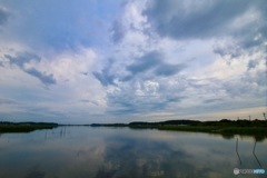 雲を映す湖面