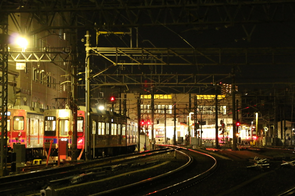 始発電車を待つ駅