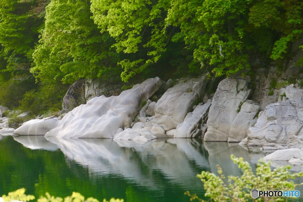 白い岩肌