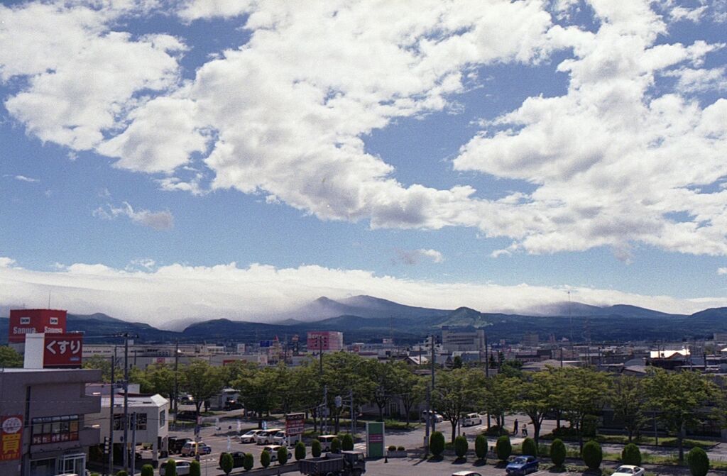 青森市より八甲田をのぞむ