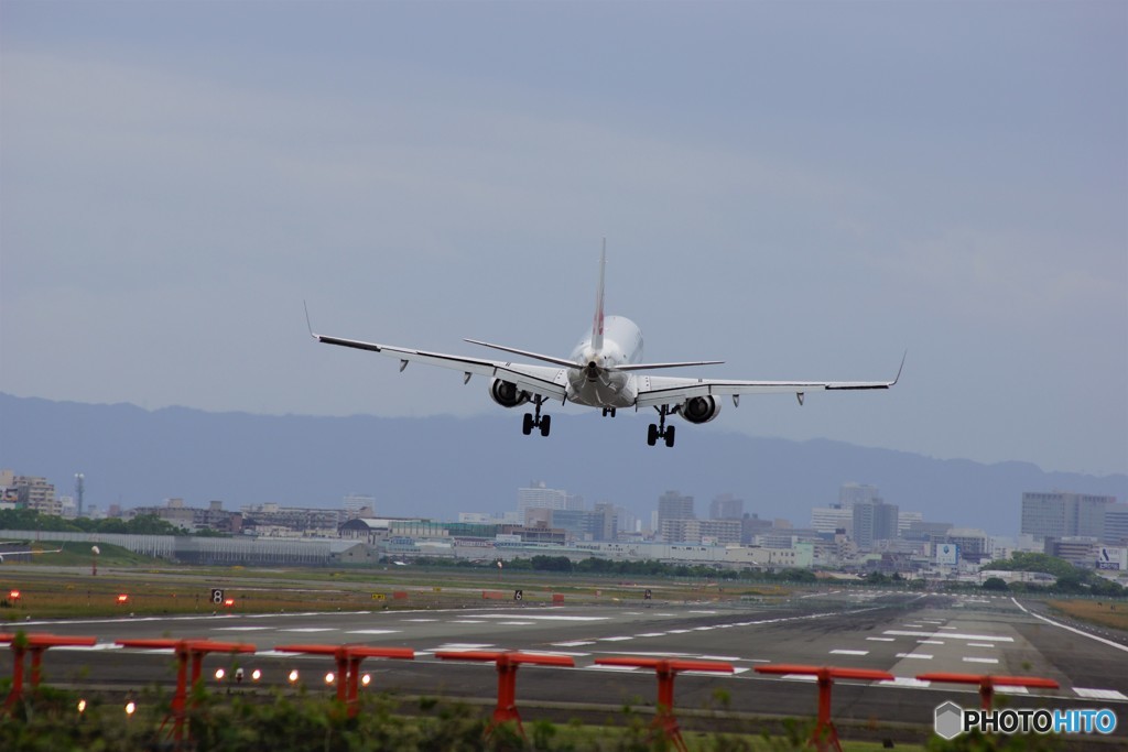 強風でゆれる飛行機