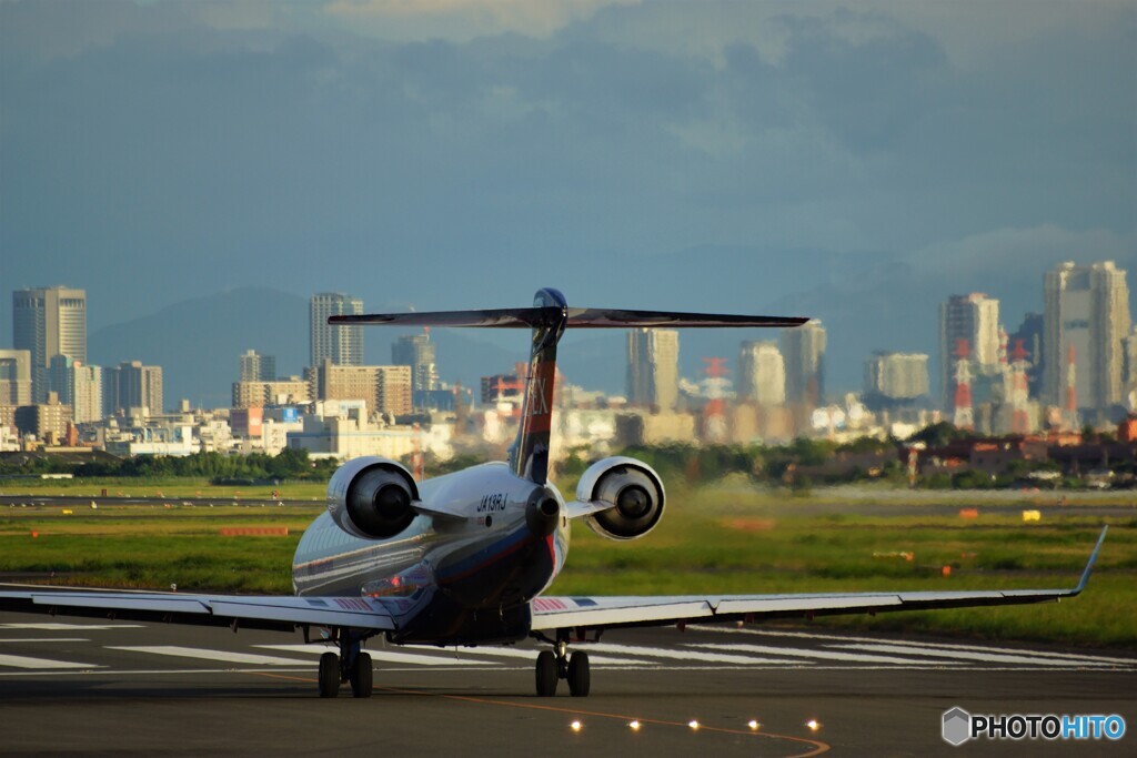 ビル群と飛行機