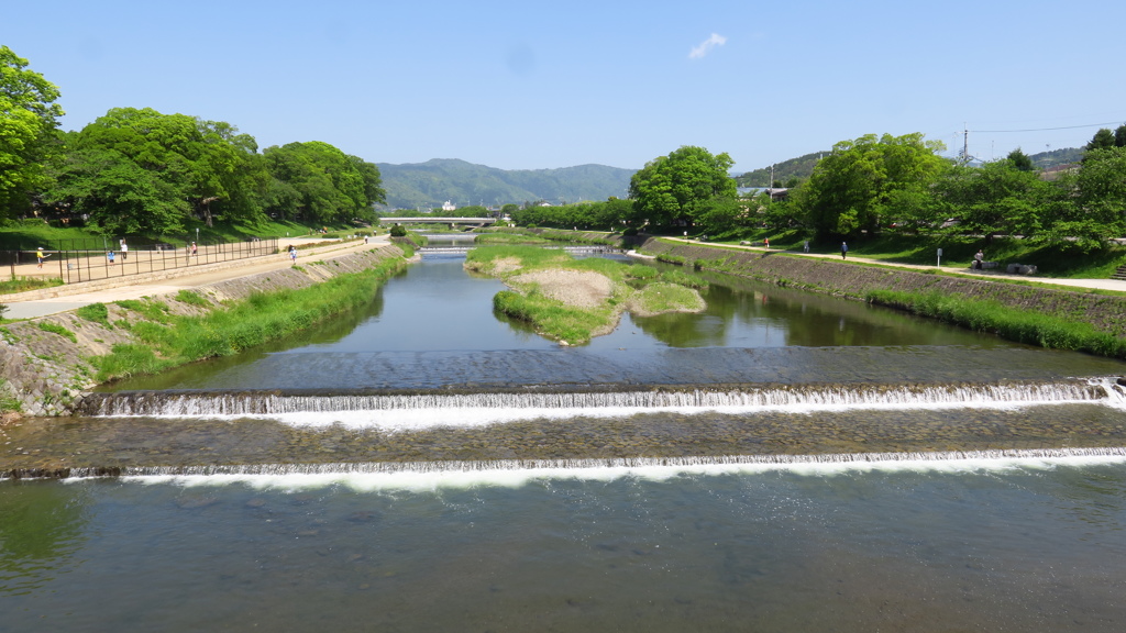 京都の賀茂川から北山山系