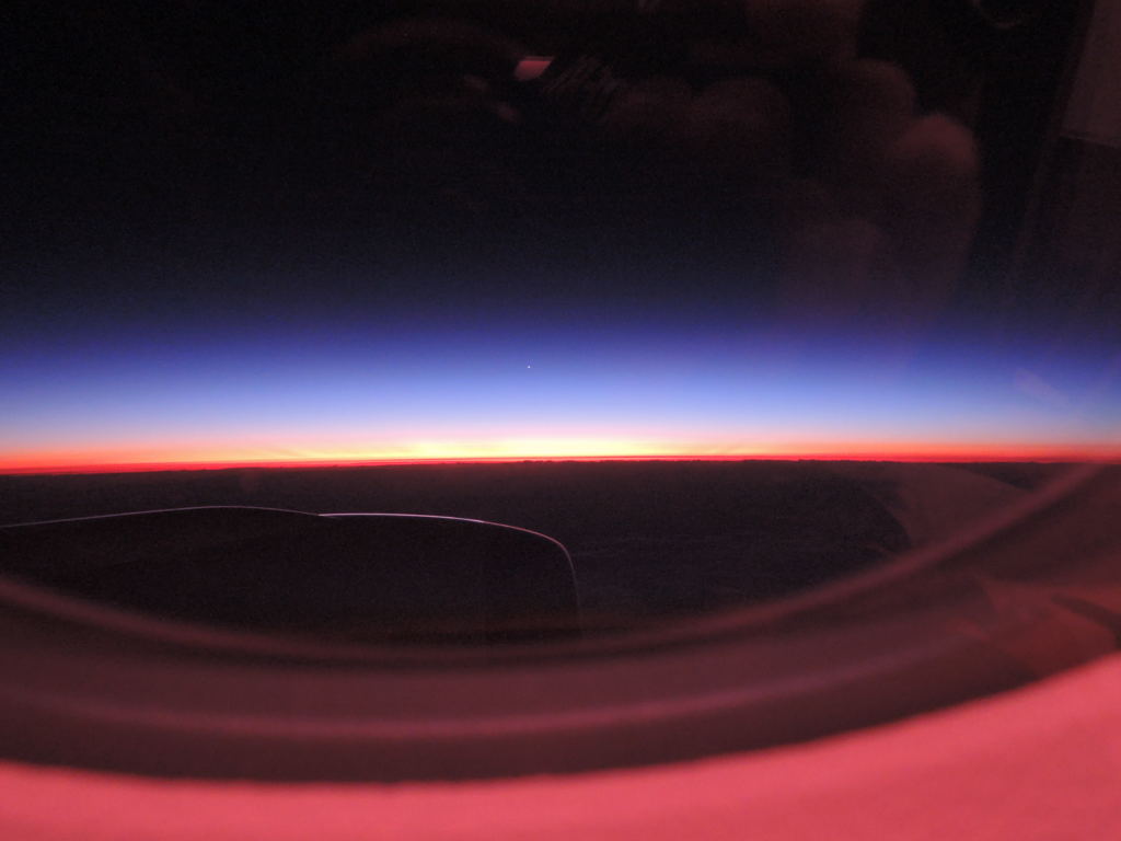 機上の夜明け