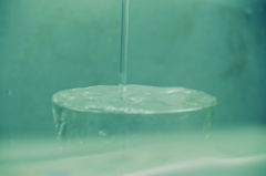 水
