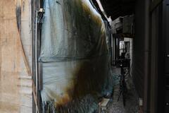 ブルーシートと自転車