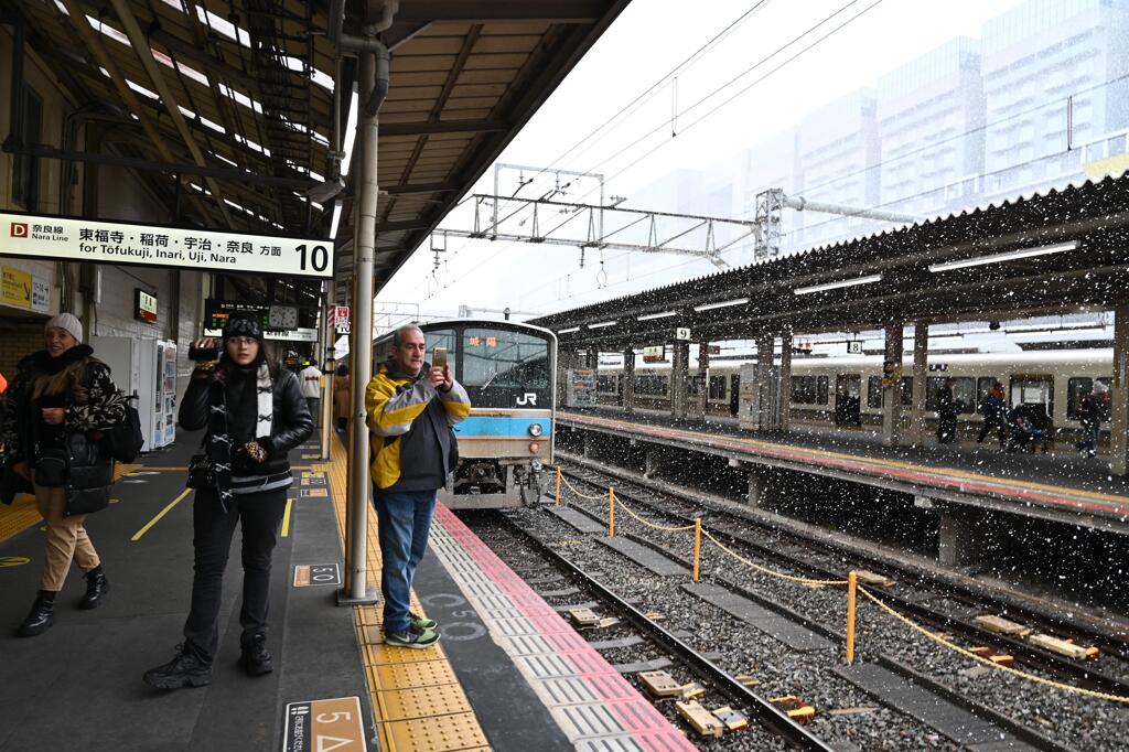 京都駅に居た観光客は雪の写真を撮りまくり…