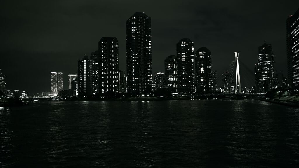 高層マンションがある夜景　