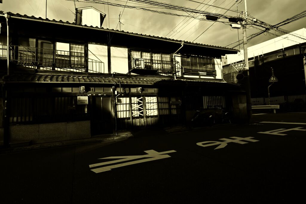 止まれ
