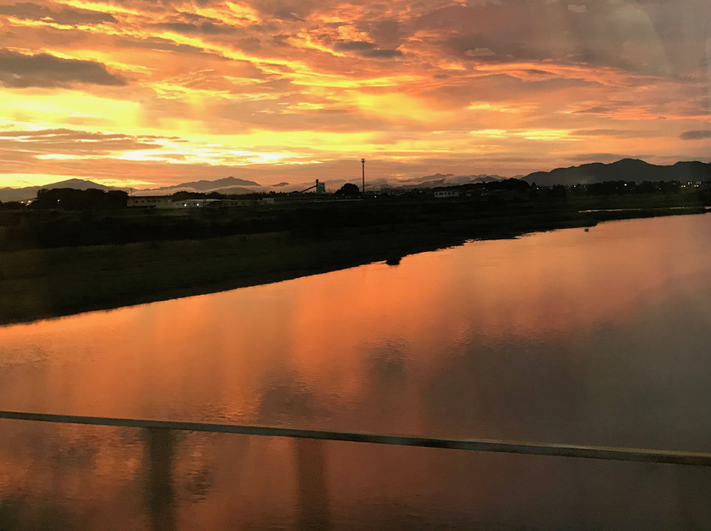 夕刻の川