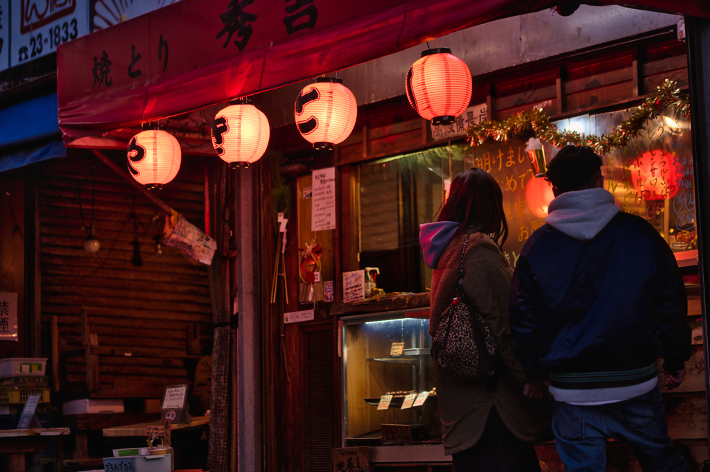 赤い灯りに誘われて