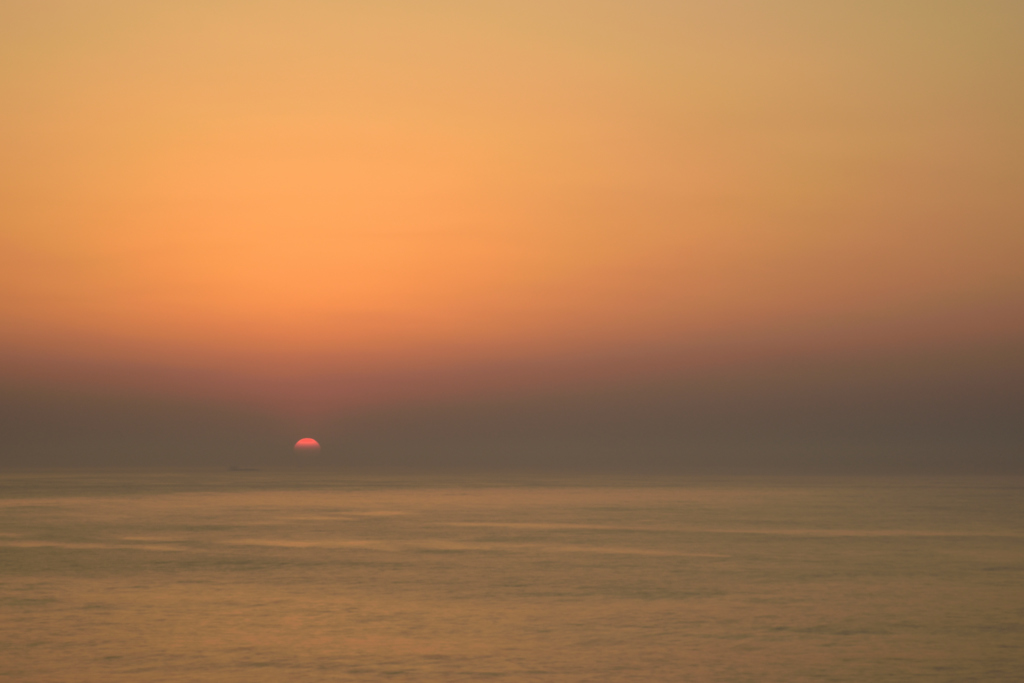 朝靄に昇る太陽