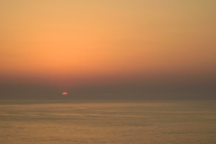 朝靄に昇る太陽