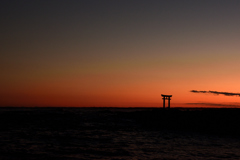 夕暮れに立つ