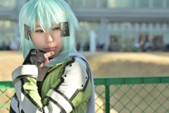 フェンスを背に