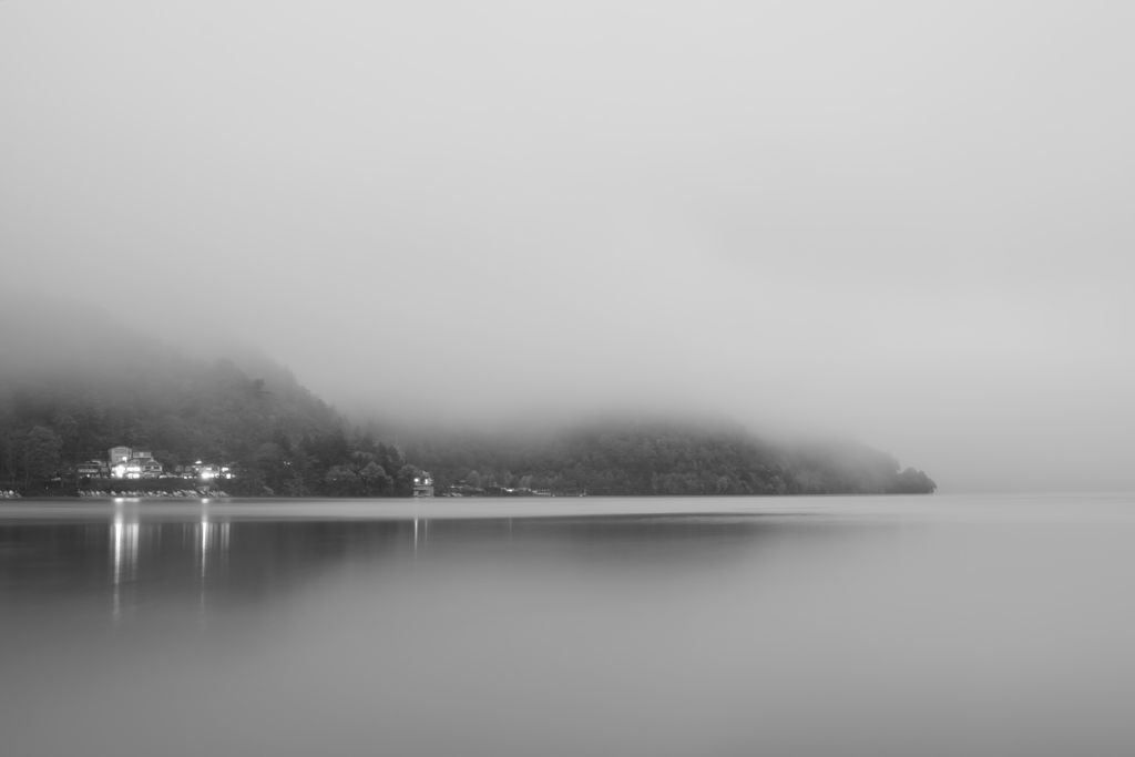 煙る中禅寺湖