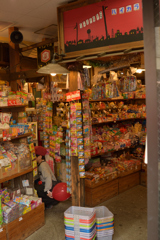 駄菓子の山で探検中