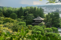 迫る雨雲と銀閣寺